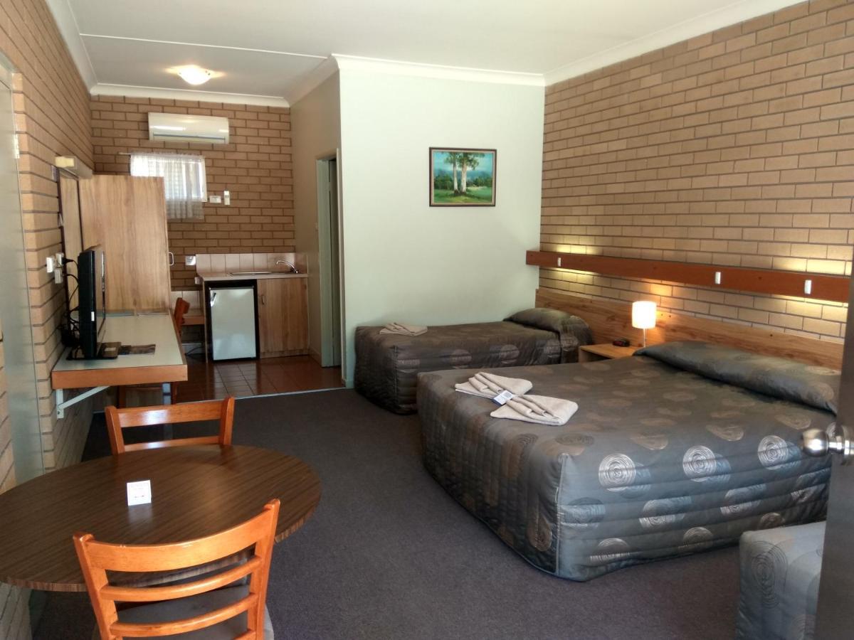 Holbrook Town Centre Motor Inn Esterno foto