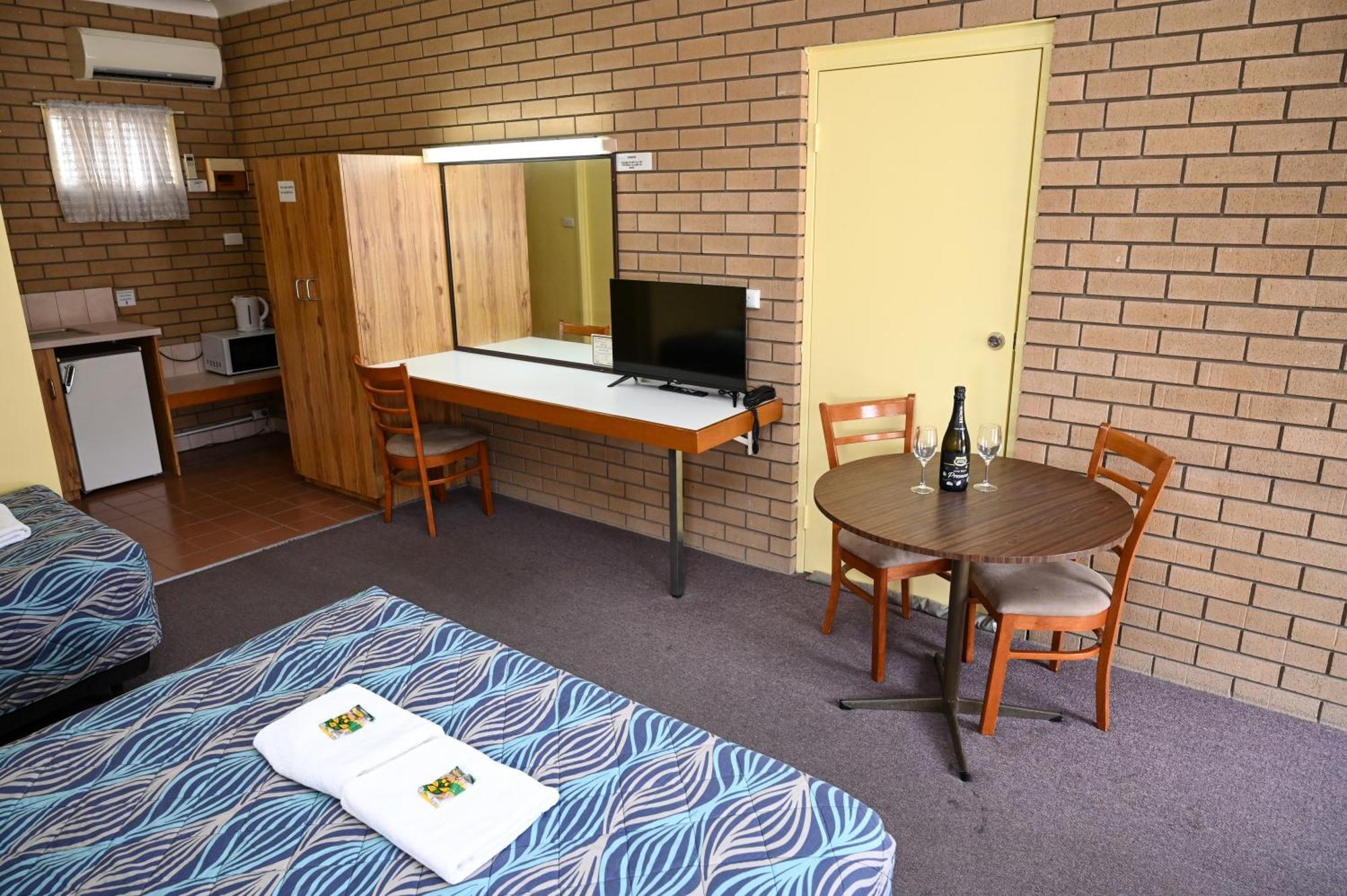 Holbrook Town Centre Motor Inn Esterno foto