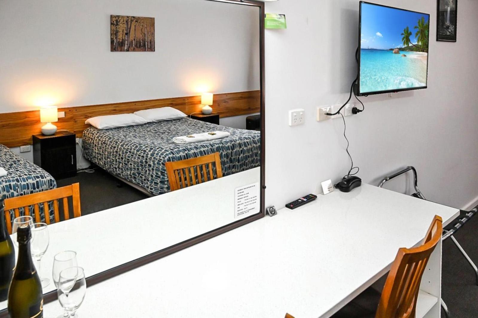 Holbrook Town Centre Motor Inn Esterno foto